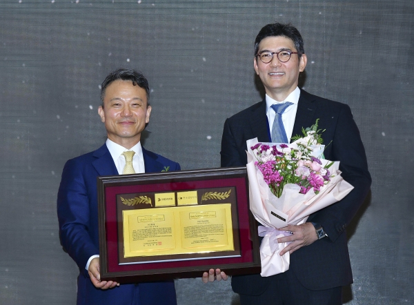 13일 경주 화백컨벤션센터에서 진행된 ‘제26회 한국경영학회 융합학술대회’에서 김성준 HD한국조선해양대표(오른쪽)이 '최우량기업대상' 상패를 들어보이고 있다./사진 = HD현대