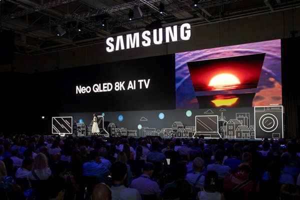 삼성전자 영국법인 스테파니 초슨 프로가 ‘Neo QLED 8K AI TV’에 대해 발표하는 모습. [사진=삼성전자]