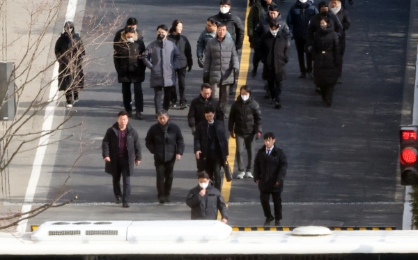 고위공직자범죄수사처가 윤석열 대통령의 체포영장 집행에 나선 3일 서울 용산구 한남동 대통령 관저 경내에서 공수처 수사관 등이 내려오고 있다. /사진=연합뉴스