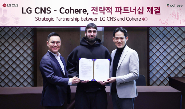 (왼쪽부터) LG CNS 엔트루 컨설팅장 민세훈 전무, 코히어 CEO 에이단 고메즈, LG CNS AI센터장 진요한 상무가 양사 전략적 파트너십 체결식 후 기념촬영을 하고 있다./사진=LG CNS