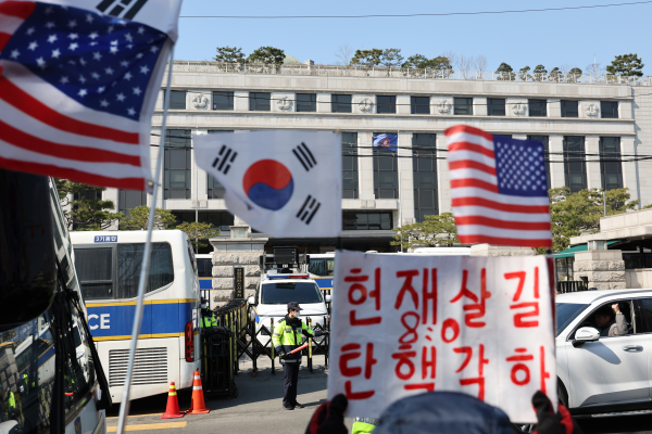 윤석열 대통령 탄핵심판 사건이 헌법재판소에 접수된 지 95일째인 19일 서울 종로구 헌재 건너편에서 윤 대통령 지지자가 탄핵 각하를 촉구하고 있다. 헌재가 이번 주 안으로 결론을 선고하려면 늦어도 이날까지는 선고일을 정해야 한다는 관측이 나온다. /사진=연합뉴스