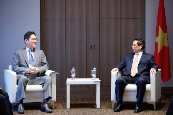 (사진 왼쪽부터) 이재영 삼성전자 회장이 방한중인 팜 민 찐 베트남 총리가 만나 경제협력 방안을 논의했다. [사진=베트남 관보 VGP 화면 캡처]