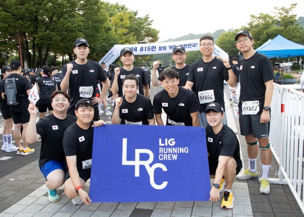 지난 15일 상암 월드컵 경기장에서 ‘815런’ 행사에 참가한 LIG넥스원 동호회 ‘LIG러닝크루’/사진 = LIG넥스원