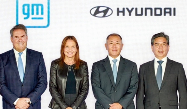 정의선 현대자동차그룹 회장(왼쪽 세 번째)과 메리 배라 제너럴모터스(GM) 회장(두 번째)이 참석한 가운데 지난 10일 미국 뉴욕에서 포괄적 협력을 위한 업무협약(MOU)을 맺었다. 마크 로이스 GM 사장(첫 번째), 장재훈 현대차 사장(네 번째) 등이 함께 기념사진을 찍고 있다. /현대차 제공
