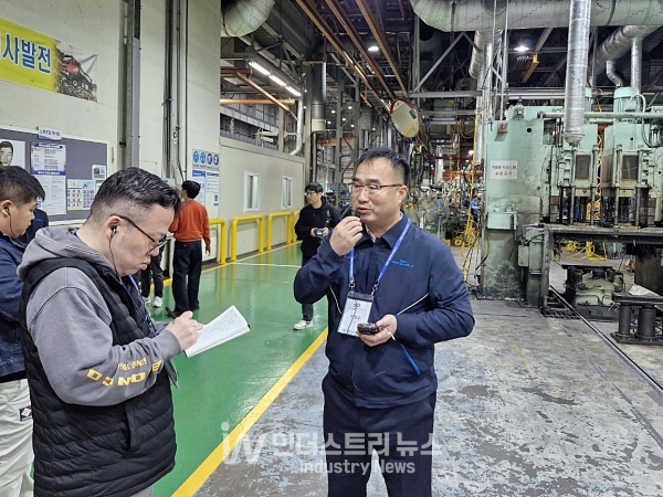 이강수 타타대우모빌리티 생산본부장(상무)이 차량 생산공장을 언론에 공개하며 기자들에게 생산라인에 대해 설명하고 있다./사진=서영길 기자