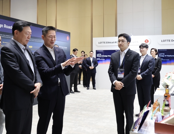 롯데는 디자인 철학과 디자인 경쟁력 강화 로드맵을 공유하는 '디자인전략회의 2024'를 14일 개최했다. 신동빈 롯데 회장(맨 왼쪽)과 이돈태 롯데지주 디자인전략센터장(왼쪽 두번째)이 롯데 디자인의 미래라는 주제로 마련된 전시 부스를 살펴보며 이야기를 나누고 있다./사진=롯데지주