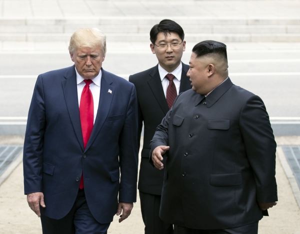 @ 지난 2019년 6월 30일 당시 도널드 트럼프 미국 대통령과 김정은 북한 국무위원장이 판문점에서 북한 땅을 밟고 있다. /사진=연합뉴스