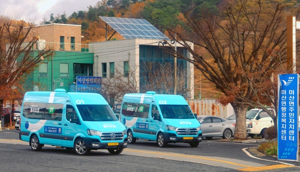 현대차는 3일부터 충남 보령시에서 '셔클(SHUCLE)' 플랫폼 기반의 통합 교통 서비스 '불러보령'을 선보인다. 불러보령은 대중교통을 이용하는 시민의 이동을 빠르고 편리하게 돕는 통합 교통 서비스다. 현대차가 운영 중이던 수요 응답 교통(DRT)인 셔클을 보령시의 교통 인프라와 수요에 맞춰 도입한 것이다./사진=현대자동차