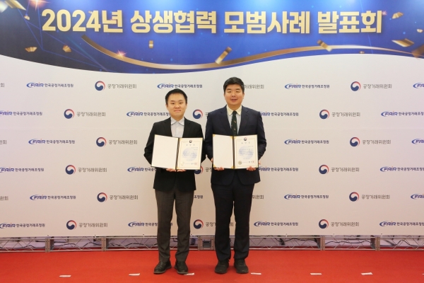 한샘이 가구제조업 최초로 공정거래협약 이행평가에서 2년 연속 최우수 등급을 받았다. 한샘 한승훈 윤리경영실장(오른쪽)과 박광민 동반성장파트장(왼쪽)이 기념 사진을 촬영하고 있다./사진=한샘