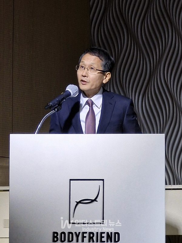 바디프랜드는 19일 서울 강남구 바디프랜드 도곡본사에서 기자들을 대상으로 컨퍼런스를 열고 신규 가구 브랜드 '파밀레(FAMILIE)'를 공식 론칭했다. 지성규 대표이사 부회장이 인사말을 하고 있다./사진=서영길 기자