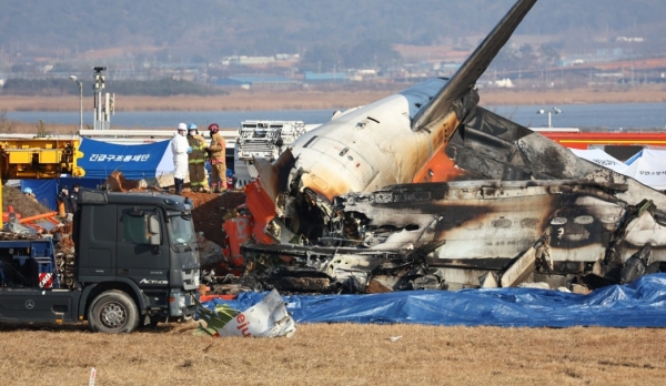 29일 오후 전남 무안군 무안국제공항에서 착륙 도중 충돌 후 폭발한 항공기의 잔해/ 사진 = 연합뉴스