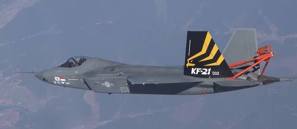 경남 사천 남해 상공에서 고받음각 조종안정성 비행시험을 수행하고 있는 KF-21/ 사진=방위사업청
