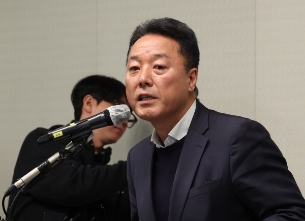 송경훈 제주항공 경영지원본부장이 30일 서울 강서구 메이필드 호텔에서 무안공항 여객기 참사 관련 3차 브리핑을 하고 있다./2024.12.30 사진=연합뉴스