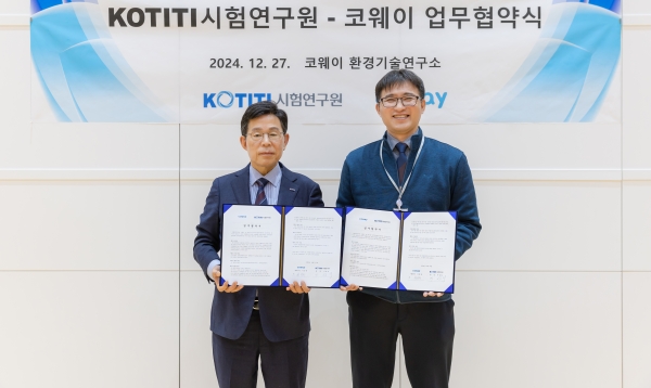 코웨이는 지난달 27일 서울 관악구 서울대학교 연구공원에 위치한 코웨이 환경기술연구소에서 KOTITI시험연구원과 함께 '실내 공기 중 오염물질 저감'에 대한 업무 협약을 체결했다. 최인두 코웨이 환경기술연구소장(오른쪽)과 이상락 KOTITI시험연구원장이 기념사진을 촬영하고 있다./사진=코웨이