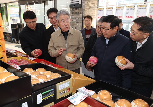 강호동 농협중앙회장(왼쪽에서 3번째)이 설 명절을 앞둔 20일 서울 동작구 영등포농협 하나로마트 노량진뉴타운점을 방문해 설 성수품 수급 상황과 판매 동향에 대해 관계자들과 이야기를 나누고 있다 / 사진=농협중앙회