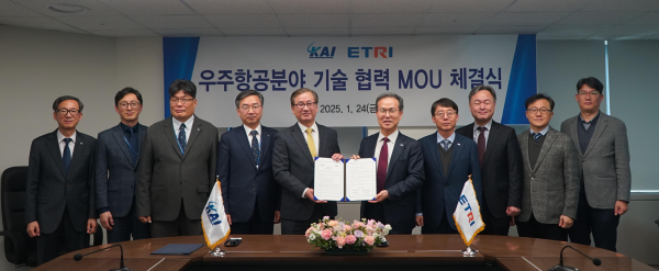 강구영 KAI 사장(왼쪽)과 방승찬 ETRI 원장이 ‘우주·항공분야 기술 협력을 위한 업무협약'을 체결하고 협약서를 들어보이고 있다/ 사진 = 한국항공우주산업