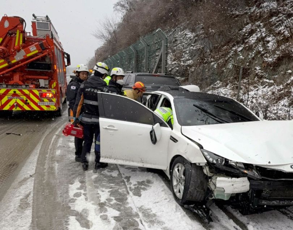 눈이 내린 27일 오전 9시 2분께 전북 남원시 대산면 광주대구고속도로 광주방향 46㎞ 지점에서 승용차량이 갓길에 주차된 차량을 들이받는 등 3대가 부딪히는 사고가 났다. 이 사고로 3명이 다쳐 병원으로 이송됐다. /사진=전북자치도소방본부 제공