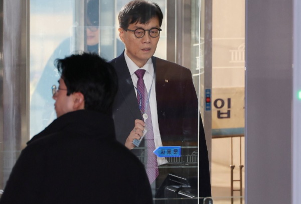 이창용 한국은행 총재가 18일 국회 기획재정위원회 전체회의에 출석하기 위해 본청으로 들어가고 있다 / 사진=연합뉴스