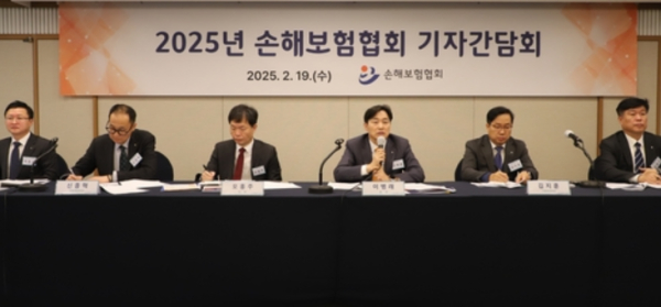 왼쪽부터 최종수 손해보험협회 소비자서비스본부장, 신종혁 손해보험2본부장, 오홍주 전무, 이병래 회장, 김지훈 기획관리본부장, 권병근 손해보험1본부장 / 사진=손해보험협회출처 : 대한금융신문(https://www.kbanker.co.kr)이병래 손해보험협회장(왼쪽에서 4번째)이 19일 열린 기자간담회에서 모두 2025년 [손해보험협회 제공]