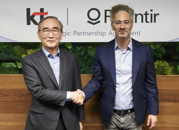 KT가 AI 플랫폼 기업 팔란티어와 12일(현지시간) 미국에서 AX 사업 가속화를 위한 전략적 파트너십을 체결했다. KT 김영섭 대표(왼쪽)와 팔란티어 공동 창립자 겸 CEO 알렉스 카프가 파트너십을 체결 후 기념 사진을 촬영하고 있다./사진=KT