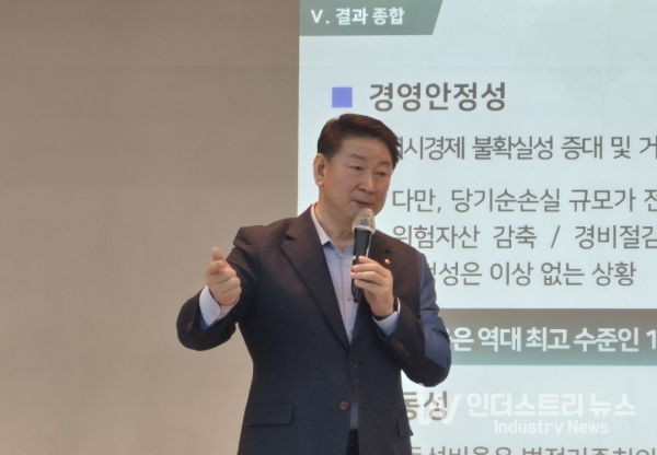 오화경 저축은행중앙회장이 21일 서울 마포구 중앙회에서 열린 '2024년 하반기 저축은행 결산 기자간담회'에서 발언하고 있다. / 사진 = 김은경