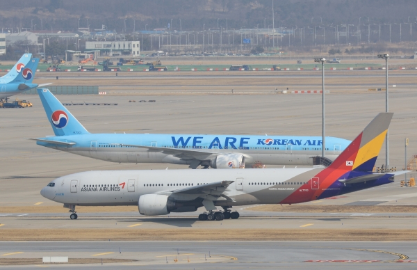 인천공항 내 대한항공과 아시아나항공 여객기가 멈춰서 있다./사진=연합뉴스