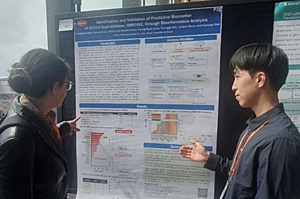 @ 한미약품 R&D센터 백승헌 연구원(오른쪽)이 4일(현지시각) 열린 '2025 Bio-IT World Conference & Expo'에서 차세대 항암 신약 'EZH1/2 이중 저해제(HM97662)'의 주요 연구 내용이 담긴 포스터를 토대로 참석자에게 설명하고 있다.