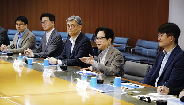 @ 이재현 CJ그룹 회장(오른쪽에서 두번째)이 일본 현지 인사들과 간담회를 가진 가운데 이 회장 아들인 이선호 CJ제일제당 식품성장추진실장이 배석해 있다. /사진=CJ그룹