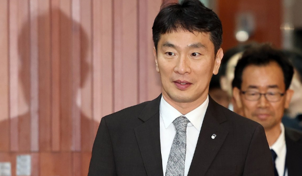 이복현 금융감독원장이 자산운용업계의 책무 이행이 미흡한 사례에 대해서는 관리·감독 전반을 재점검하겠다는 뜻을 밝혔다. 사진은 이 원장이 지난 8일 서울 여의도 금융투자협회에서 열린 청년층 자산형성 지원을 위한 금융교육 활성화 세미나에 참석하기 위해 입장하고 있는 모습 / 사진=연합뉴스