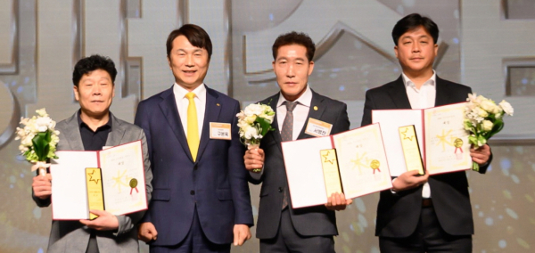 KB손해보험은 지난 11일 서울 서초구 JW메리어트 호텔 서울 그랜드볼룸에서 ‘2025 상생 페스티벌’ 행사를 개최했다. KB손해보험 구본욱 사장(왼쪽에서 두번째)과 2025 협력업체 연도대상 수상자들이 기념사진을 찍고 있다.