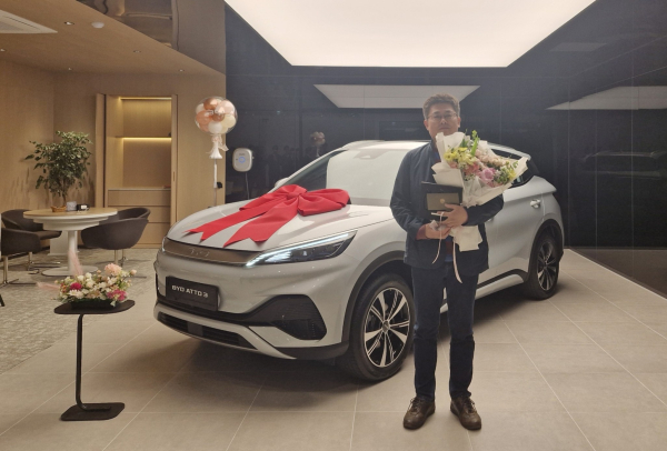 지난 14일 BYD 대구전시장에서 이 전시장 1호 고객과 함께 BYD 아토3 차량 인도식이 진행됐다. 아토3 1호차 고객이 차량 옆에서 기념사진을 찍고 있다./사진=BYD코리아