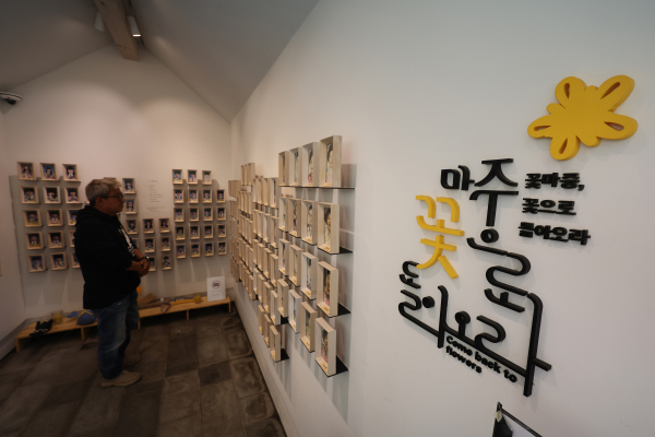세월호 참사 11주기를 하루 앞둔 15일 서울시의회 앞 설치된 세월호 기억공간을 한 시민이 둘러보고 있다. /사진=연합뉴스