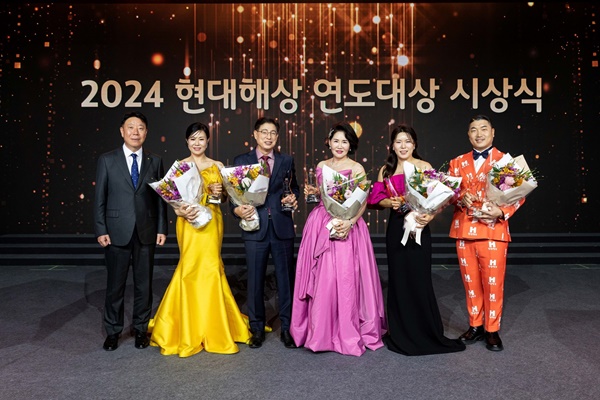 현대해상은 29일 서울 워커힐 호텔에서 ‘2024 연도대상 시상식’을 개최했다. 시상식에 참석한 이석현 대표이사, '현대명장’ 이경희 씨, 한성주 씨, 남상분 씨, 강여량 씨, 홍영훈 씨(왼쪽부터)가 시상식 후 기념사진을 촬영하고 있다 / 사진=현대해상