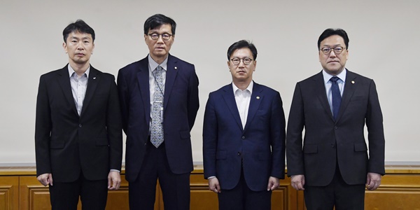 김범석 부총리 겸 기획재정부 장관 직무대행이 2일 서울 중구 은행회관에서 열린 '거시경제·금융현안 간담회'에서 기념 촬영하고 있다. 왼쪽부터 이복현 금융감독원장, 이창용 한국은행 총재, 김 직무대행, 김병환 금융위원장 / 사진=기획재정부