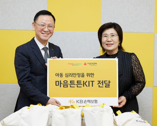 지난 1일, 경기도 의정부시 클나무지역아동센터에서 ‘마음튼튼 KIT 전달식’을 진행하며, 황인석 KB손해보험 스타즈 배구단 단장(왼쪽)과 의정부지역아동센터연합회 권경미 회장(오른쪽)이 기념사진을 찍고 있다.