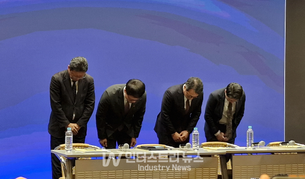 유영상 SK텔레콤 대표이사 사장(오른쪽 세번째)과 경영진들이 기자 대상 질의응답 후 이번 해킹 사태와 관련해 다시 한 번 머리숙여 사과하고 있다./사진=서영길 기자