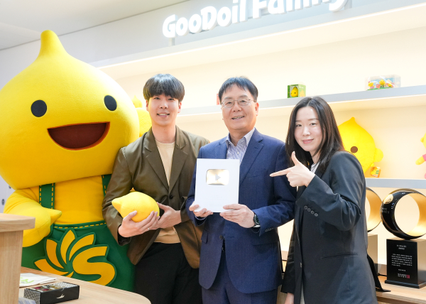 에쓰오일 임직원이 유튜브 구독자 10만명 달성을 의미하는 실버버튼을 들어 보이고 있다./사진=에쓰오일