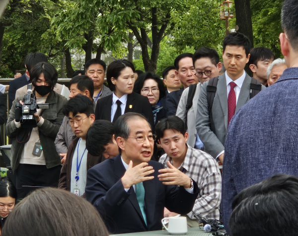 8일, 2차 회동에서 무소속 한덕수 후보가 김문수 후보와 이야기를 펼치고 있다. /사진=김희선 기자