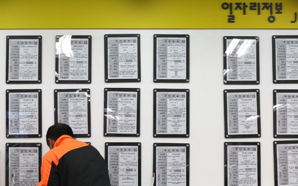 4월 국내 취업자 수가 20만 명 가까이 증가한 것으로 나타났으나 청년층·제조업 분야의 일자리 감소가 뚜렷해 고용의 질과 구조적 불균형에 대한 우려 함께 제기되고 있다 / 사진=연합뉴스