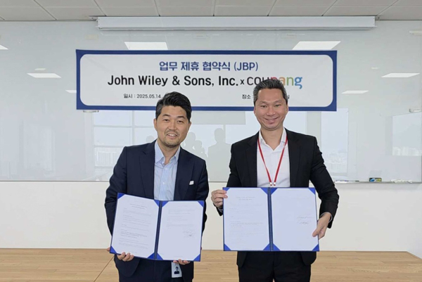 @ (왼쪽부터) 웨인 리 쿠팡 리테일 전무와 초멩 탄 와일리 아시아 시니어 디렉터. /사진=쿠팡