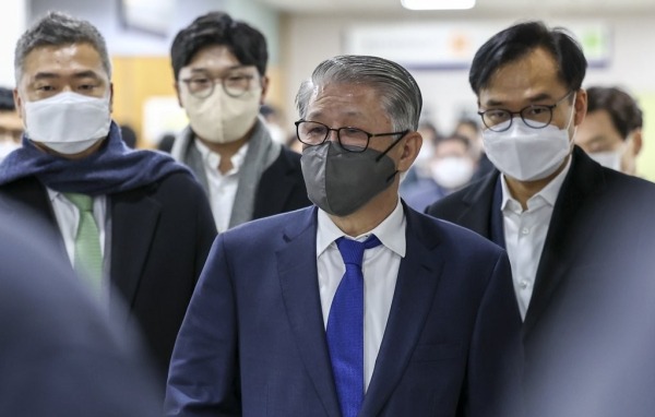  2000억원대 횡령·배임 혐의로 기소된 최신원 전 SK네트웍스 회장이 27일 오후 서초구 서울중앙지법에서 열리는 1심 선고공판에 출석하고 있다./2022.01.27. 사진=연합뉴스 <br>