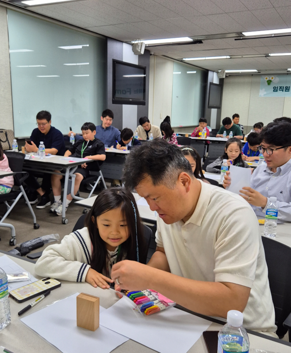 16일 서울 강남구 대치동 DB금융센터에서 패밀리데이에 참석한 DB손해보험 직원과 자녀들이 서로의 응원메시지를 담은 선물을 제작하고 있다/ 사진 = DB손해보험