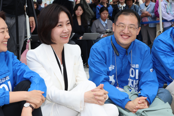 허은아 전 개혁신당 대표와 국민의힘을 탈당해 더불어민주당에 입당한 김상욱 의원이 19일 서울 영등포구 타임스퀘어에서 열린 더불어민주당 이재명 대선 후보 유세에 참석해 활짝 웃고 있다. /사진=연합뉴스원본프리뷰