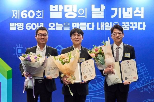 제60회 발명의 날 기념식에서 (왼쪽부터) HL만도의 전인욱 책임연구원과 박제상 책임연구원, HL클레무브의 김순태 책임연구원이 기념 촬영을 하고 있다. /사진=HL그룹