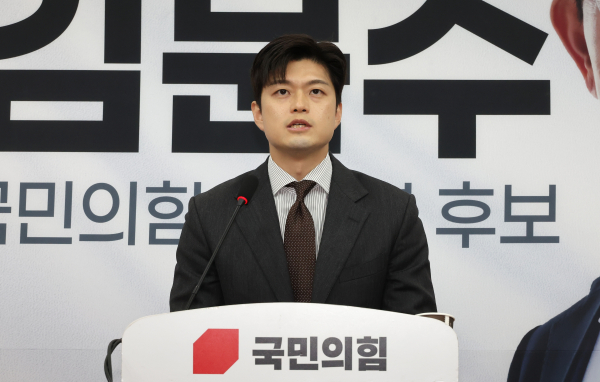 국민의힘 김용태 비상대책위원장이 20일 서울 여의도 국회에서 김문수 후보 배우자 설난영, 더불어민주당 이재명 후보 배우자 김혜경 여사 등 대통령 후보 배우자 TV 토론을 제안하고 있다. /사진=연합뉴스