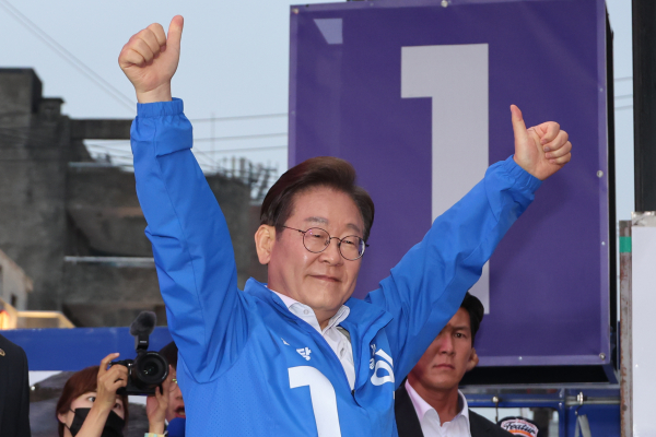 더불어민주당 이재명 대선 후보가 서울 표심 잡기에 나선 19일 서울 마포구 KT&G 상상마당 앞에서 열린 유세에서 시민들을 향해 인사하고 있다. /사진=연합뉴스