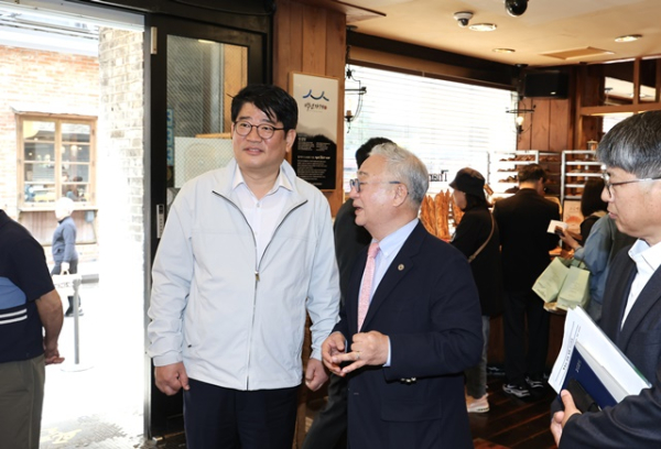 권재한 농촌진흥청장(왼쪽)은 20일 대전 중구 성심당 본점을 방문해 제품들을 살펴보고 국산밀 제품개발을 위한 상생협력 방안 등을 논의 했다/ 사진 = 농촌진흥청