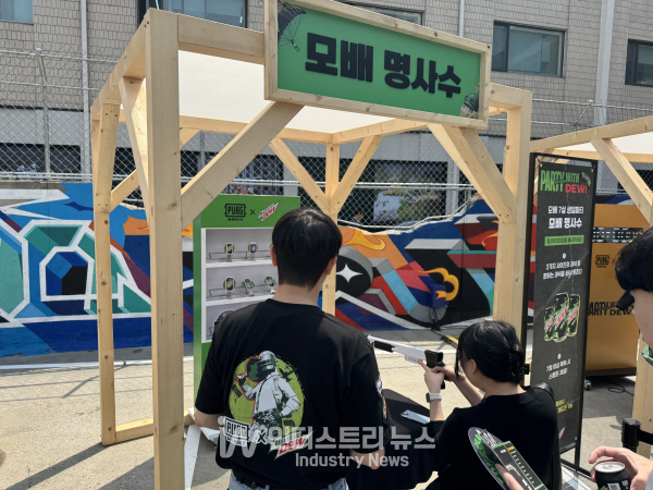 '모바일 배틀그라운드' 7주년 기념 팝업스토어 내 체험 부스 '모배 명사수'에서 사격 체험을 하고 있는 여성 이용자./사진=김기찬 기자