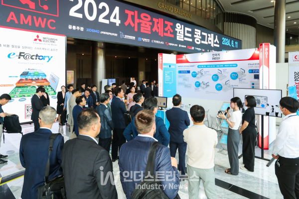 강연장 앞 부스에서는 기업들의 솔루션 등이 전시되며, 참관객들은 자율제조 관련 다양한 솔루션을 체험해 볼 수 있다. 사진은 지난 2024년 부스 모습 [사진=인더스트리뉴스]<br>