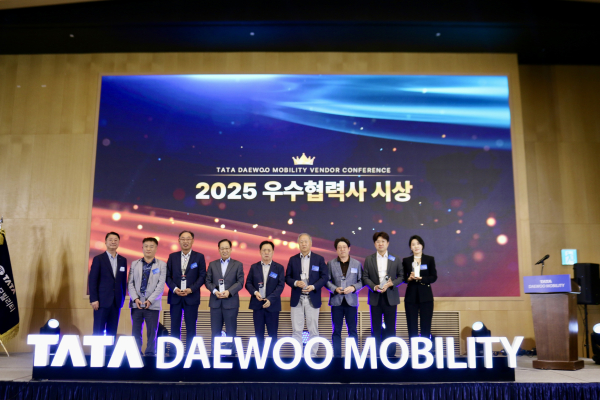 타타대우모빌리티의 2025 협진회 정기총회 및 벤더컨퍼런스에서 참석자들이 기념촬영을 하고 있다./사진=타타대우모빌리티